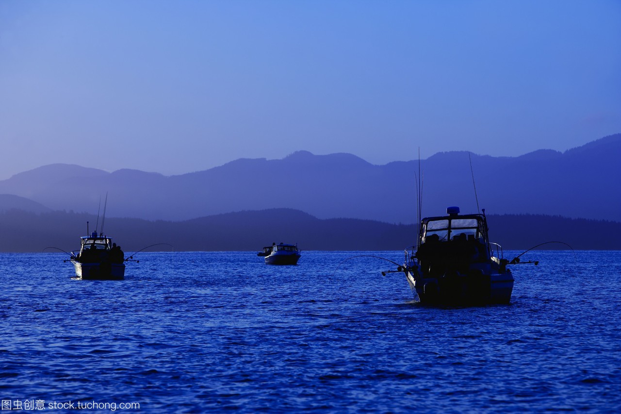 渔船在海上